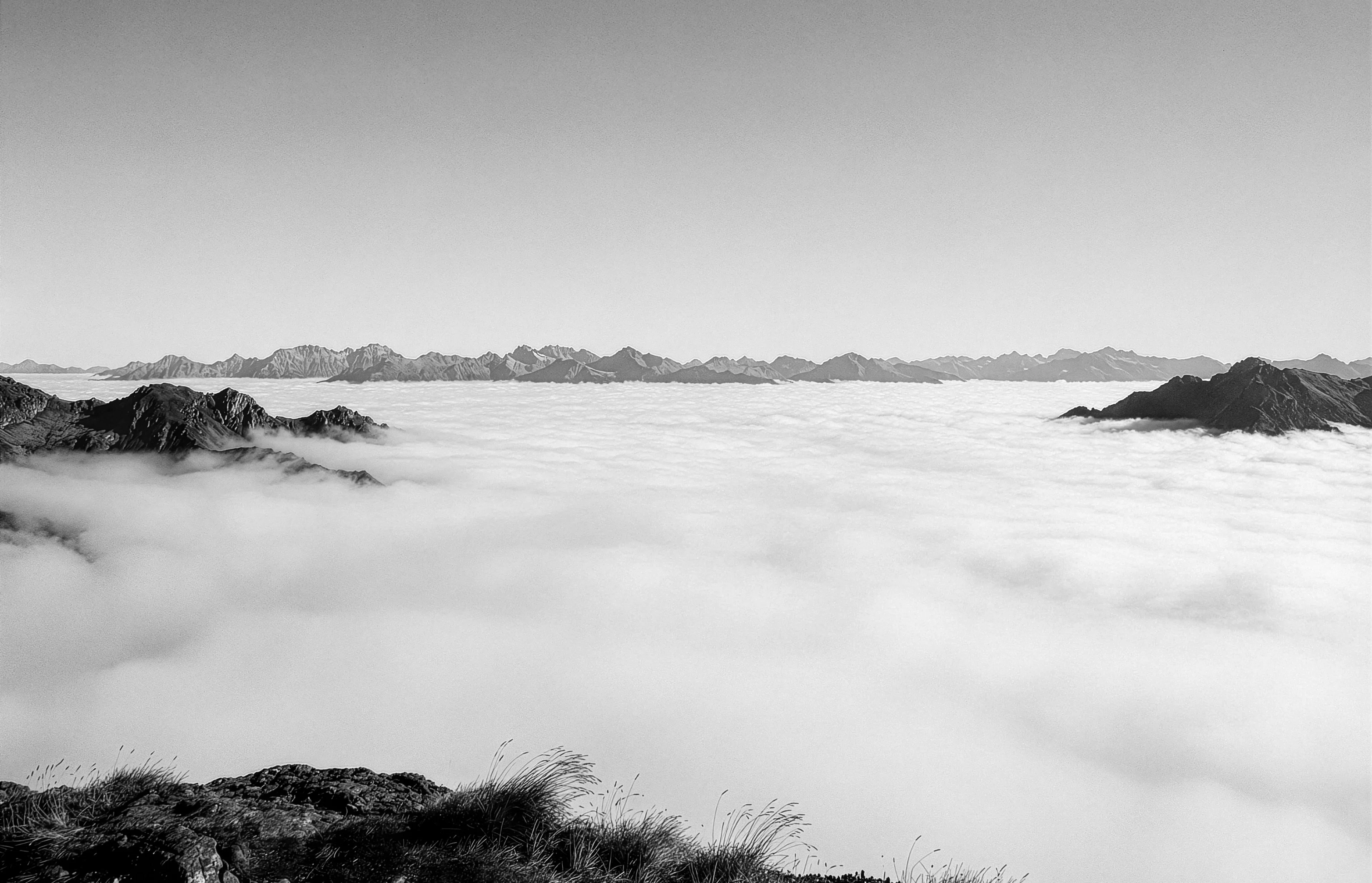 Berggipfel, die sich über ein Meer aus Nebel erheben